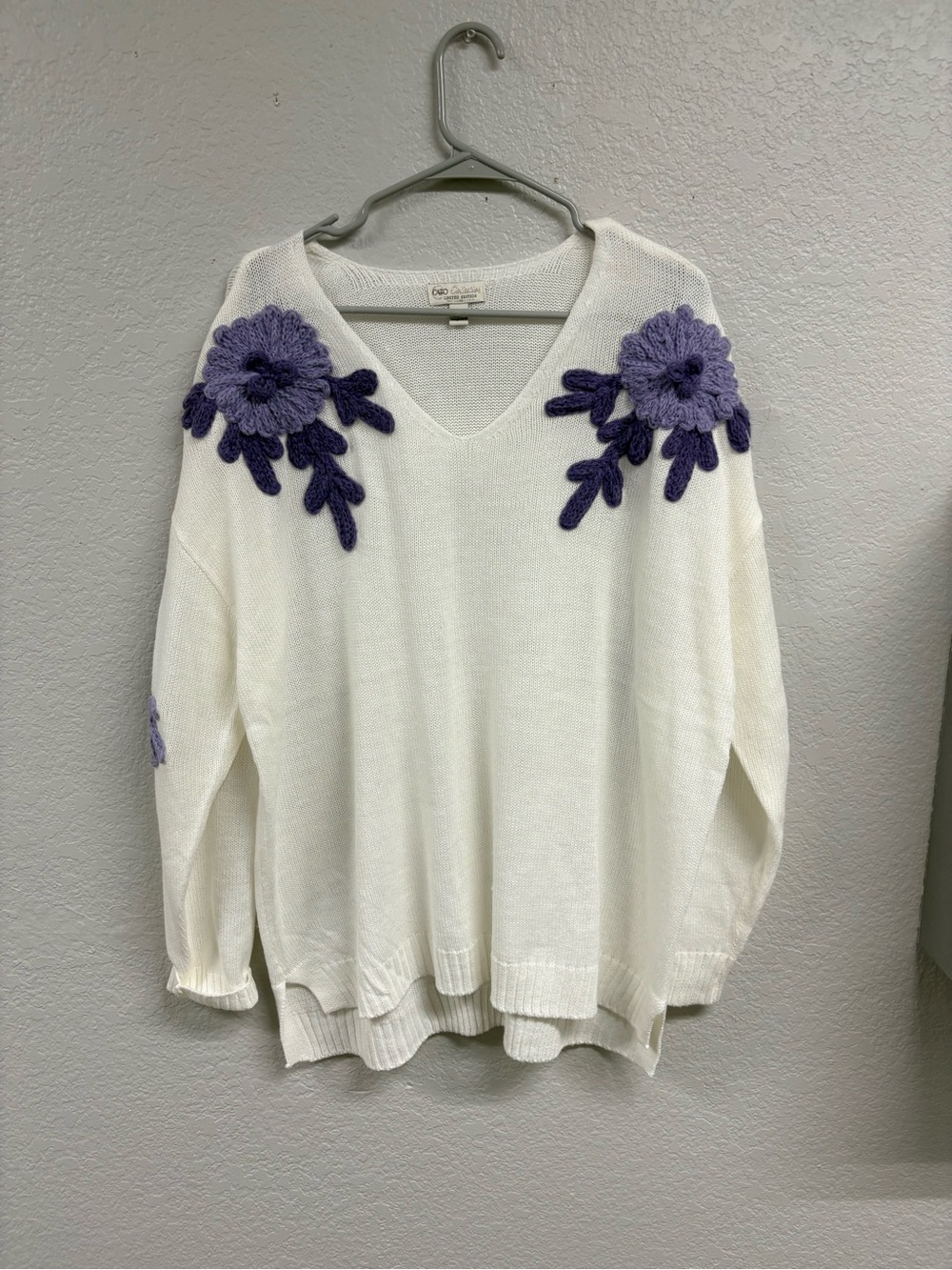 Cato Collection Women's White V-Neck Sweater with Purple Floral Appliqué Size 2X